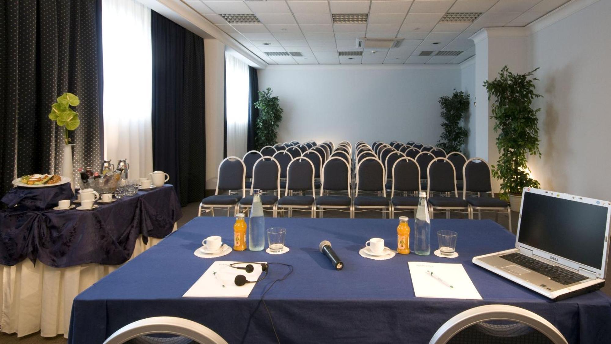 Holiday Inn Rome - Eur Parco Dei Medici By Ihg Екстер'єр фото